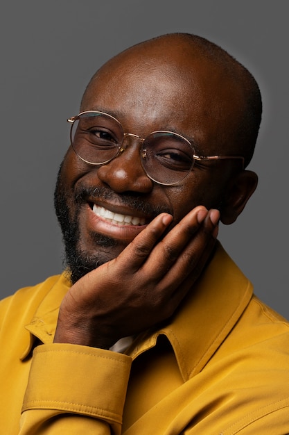 Foto grátis retrato de homem bonito e sensível