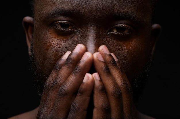 Foto grátis retrato de homem bonito e sensível