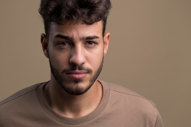 Foto grátis retrato de homem bonito e sério