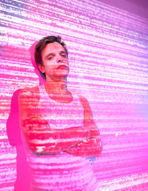 Retrato de homem bonito em estilo vaporwave