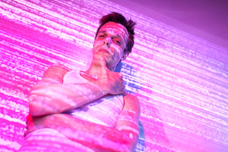 Foto grátis retrato de homem bonito em estilo vaporwave