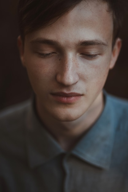 Foto grátis retrato de homem bonito, olhando na camisa de pedra azul