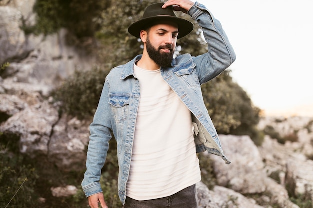 Foto grátis retrato de homem bonito, olhando para longe