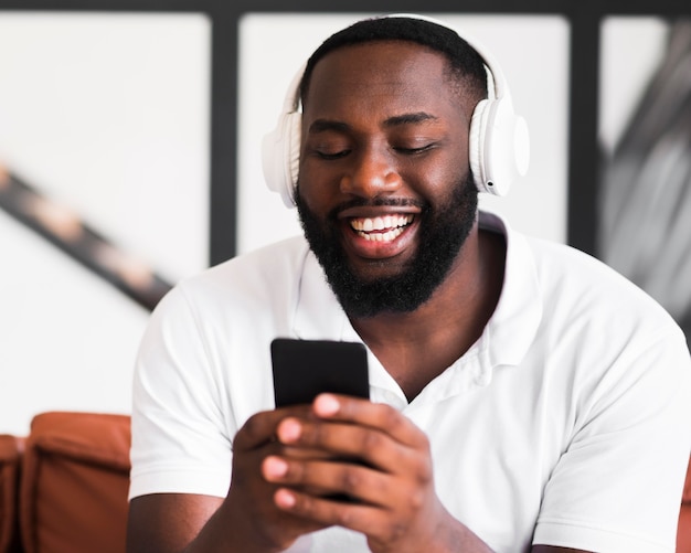 Retrato de homem bonito, ouvindo música