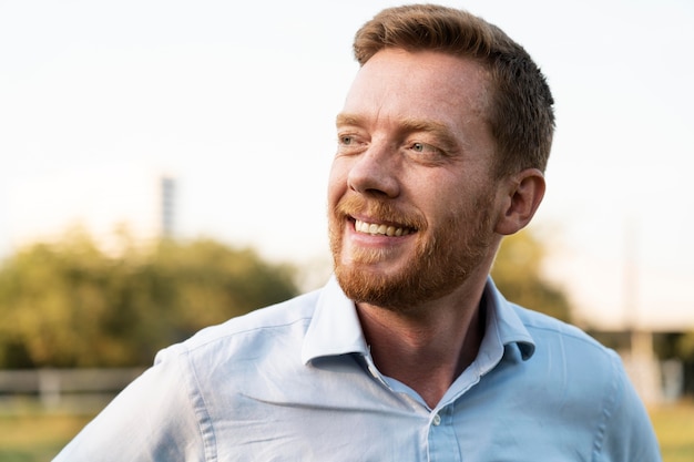 Foto grátis retrato de homem bonito posando ao ar livre