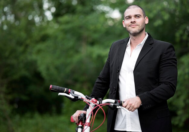 Retrato de homem bonito pronto para andar de bicicleta