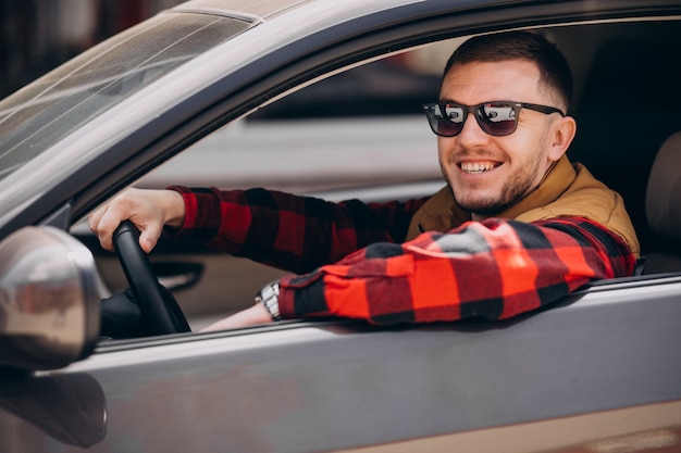 Retrato de homem bonito, sentado no carro