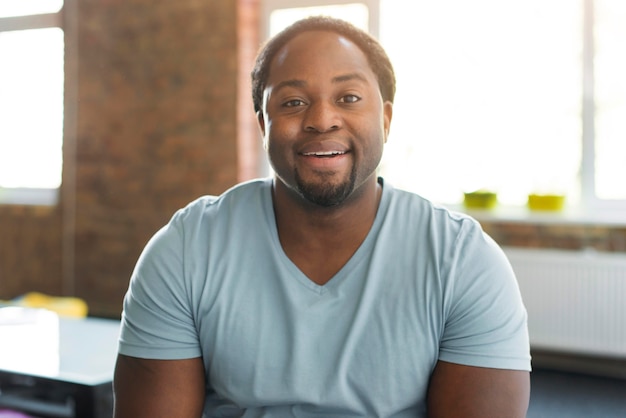 Foto grátis retrato de homem bonito sorrindo