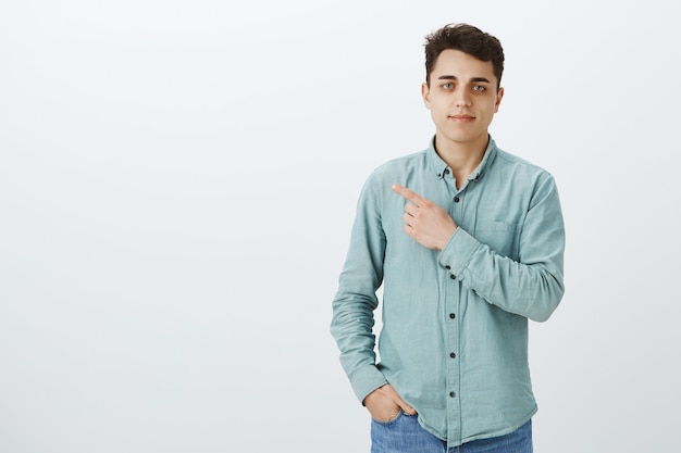 Foto grátis retrato de homem calmo, confiante e bonito de camisa e jeans