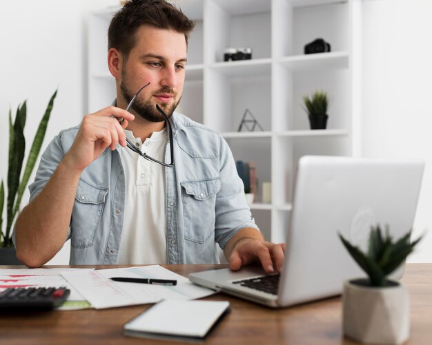 Retrato de homem casual trabalhando em casa