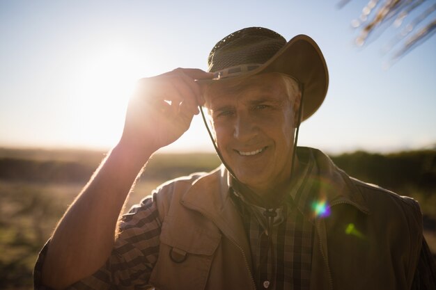 Retrato, de, homem chapéu, ligado, um, dia ensolarado