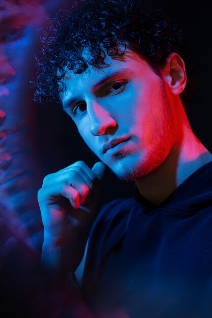 Retrato de homem com efeitos visuais de luzes azuis