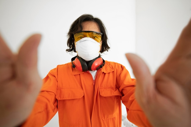 Foto grátis retrato de homem com equipamento de proteção de segurança