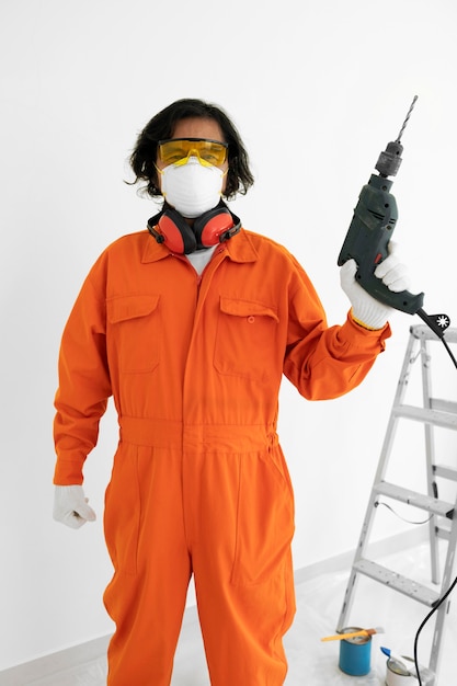 Foto grátis retrato de homem com equipamento de proteção de segurança