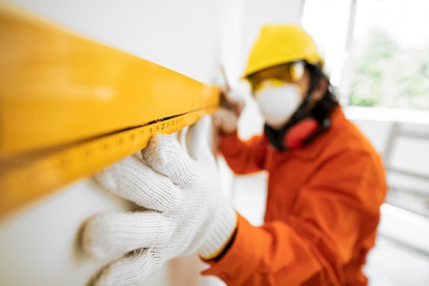 Retrato de homem com equipamento de proteção de segurança