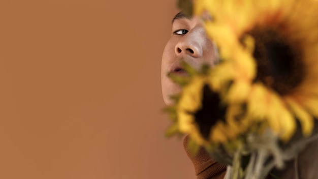 Foto grátis retrato de homem com flores