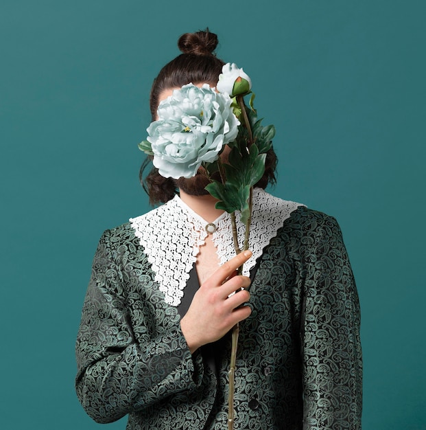 Foto grátis retrato de homem com roupas da moda segurando flores