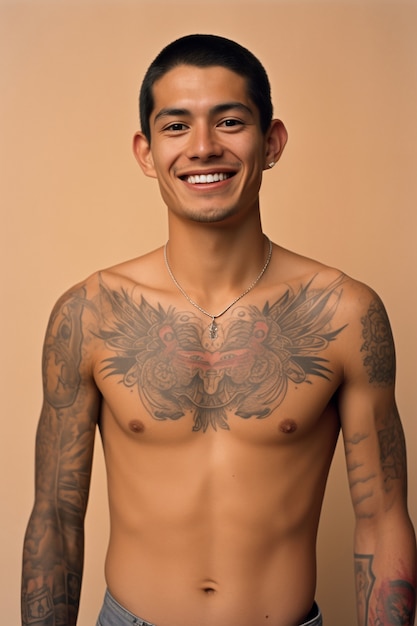 Foto grátis retrato de homem com tatuagens no corpo