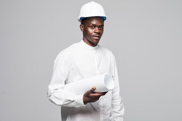 Retrato de homem confiante, sorridente, afro-americano arquiteto com planta, olhando para a câmera isolada em fundo cinza