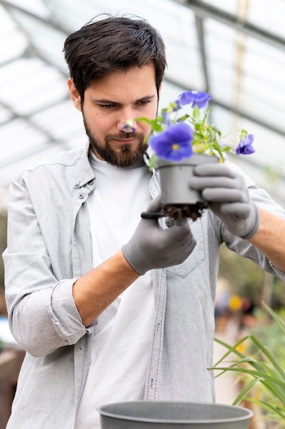 Retrato de homem crescendo plantas