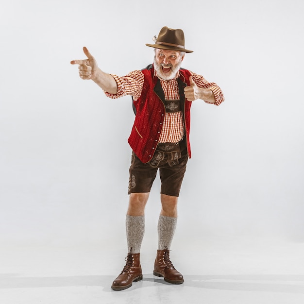 Retrato de homem da oktoberfest, vestindo as roupas tradicionais da baviera