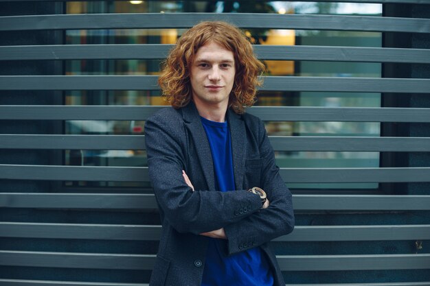 Foto grátis retrato de homem de cabelo vermelho