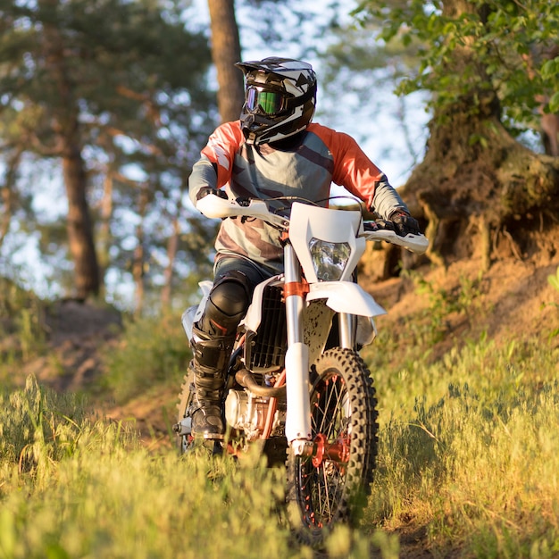 Retrato de homem elegante, desfrutando de passeio de moto