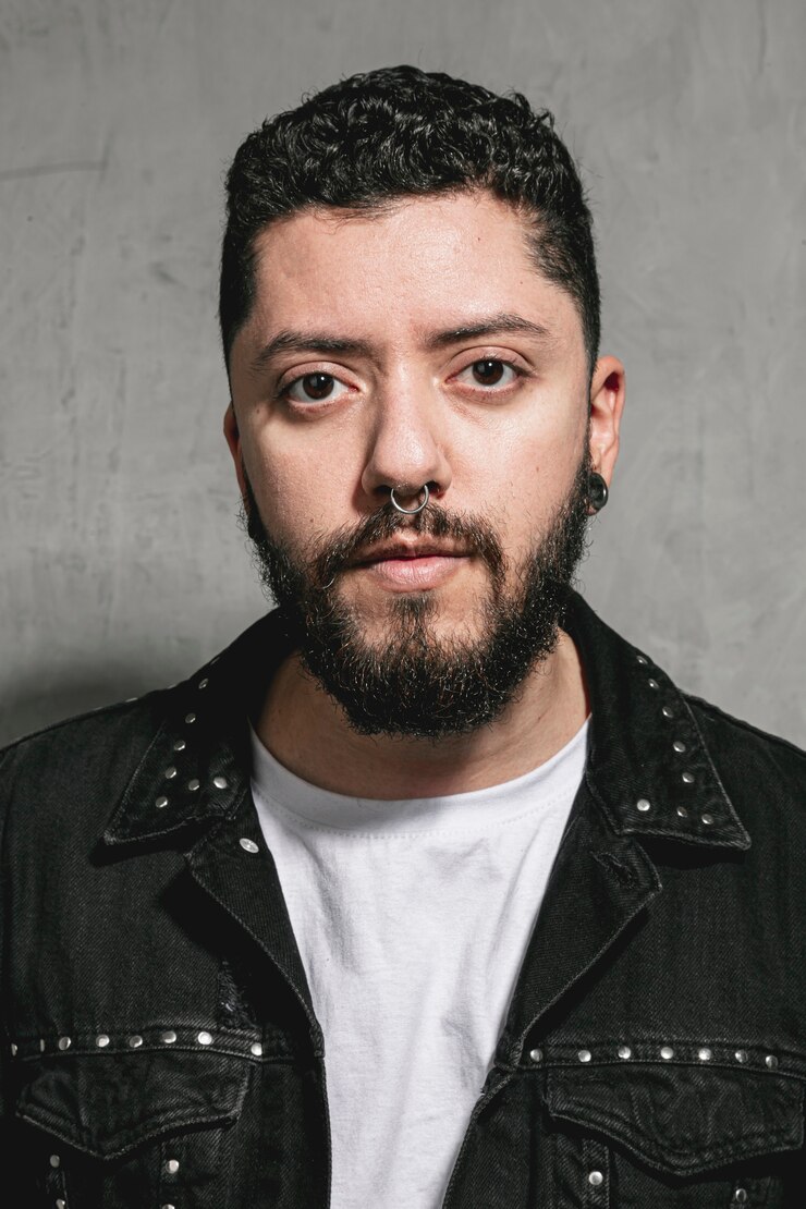 Foto grátis retrato de homem elegante, olhando para o fotógrafo
