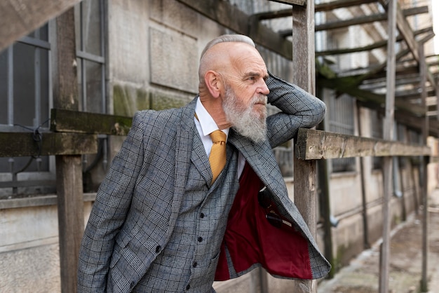 Foto grátis retrato de homem elegante sênior fantasiado