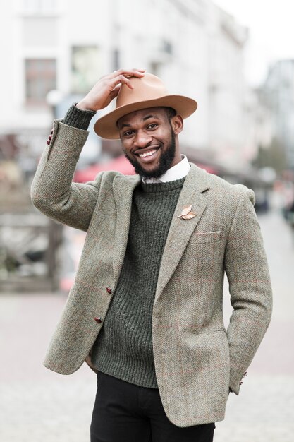 Retrato de homem elegante sorrindo lá fora