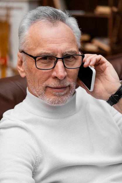 Foto grátis retrato de homem elegante