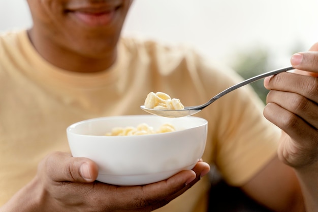 Retrato de homem em casa comendo