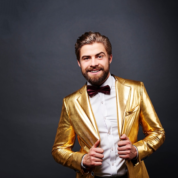 Foto grátis retrato de homem em traje dourado