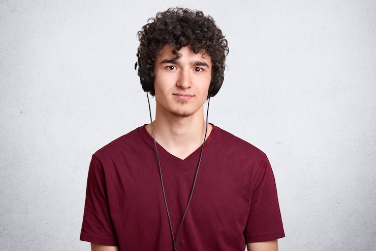 Foto grátis retrato de homem encaracolado, vestindo camiseta marrom casual