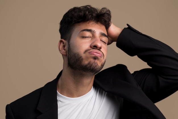 Foto grátis retrato de homem estressado