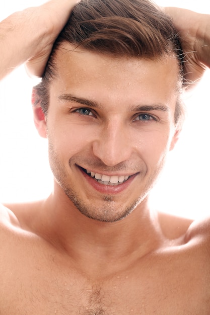 Foto grátis retrato de homem feliz com olhos claros