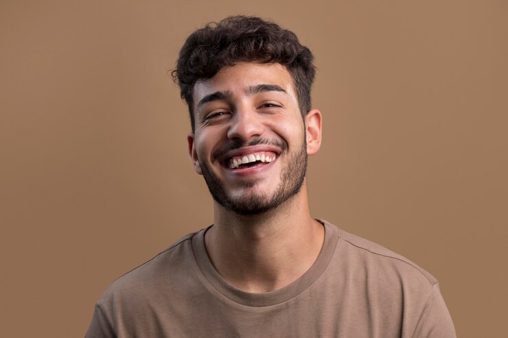 Foto grátis retrato de homem feliz e sorridente