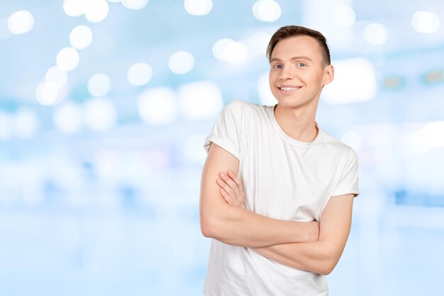 Retrato de homem feliz e sorridente