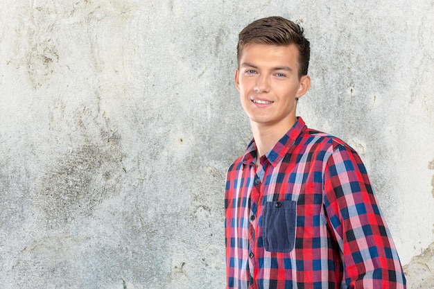 Retrato de homem feliz e sorridente