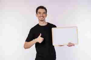 Foto grátis retrato de homem feliz mostrando a tabuleta em branco no fundo branco isolado