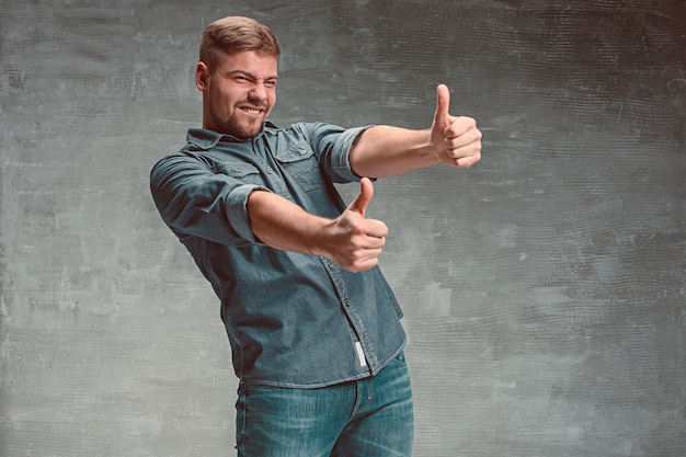 Foto grátis retrato de homem feliz sorridente em pé