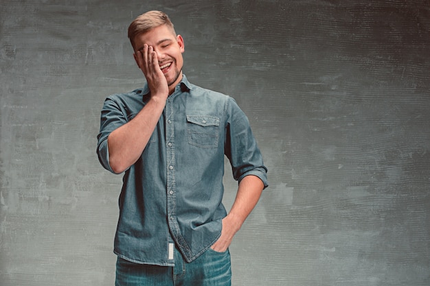 Retrato de homem feliz sorridente em pé