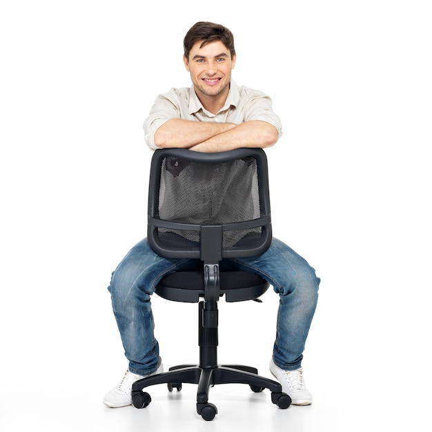 Foto grátis retrato de homem feliz sorridente se senta na cadeira do escritório, isolada no branco.