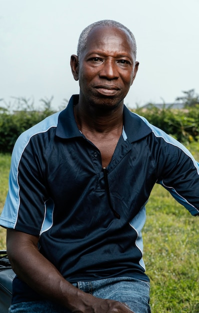Retrato de homem idoso africano