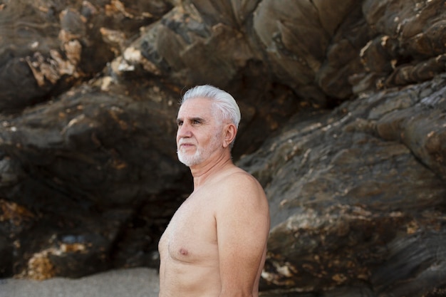 Foto grátis retrato de homem idoso de cabelos grisalhos na praia