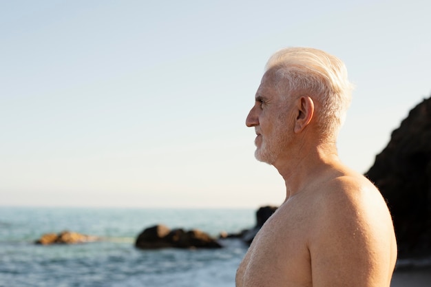 Foto grátis retrato de homem idoso de cabelos grisalhos na praia