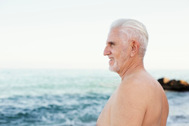 Retrato de homem idoso de cabelos grisalhos na praia