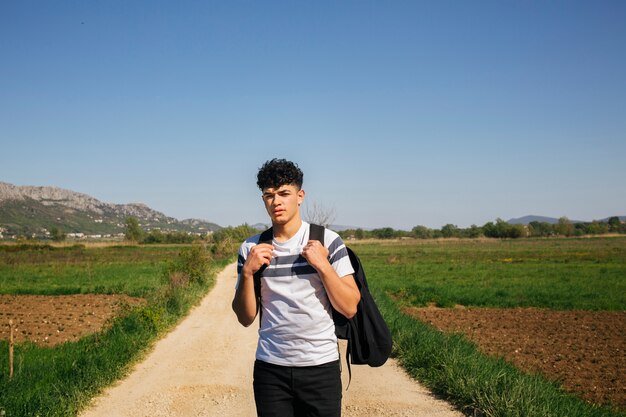 Retrato, de, homem jovem, carregar, mochila