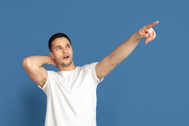 Retrato de homem jovem caucasiano em azul