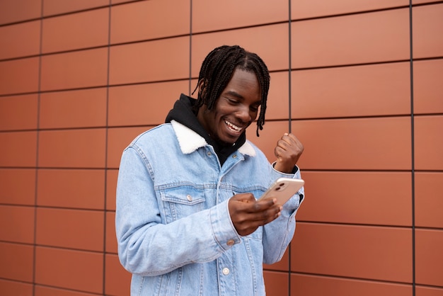 Foto grátis retrato de homem jovem e feliz